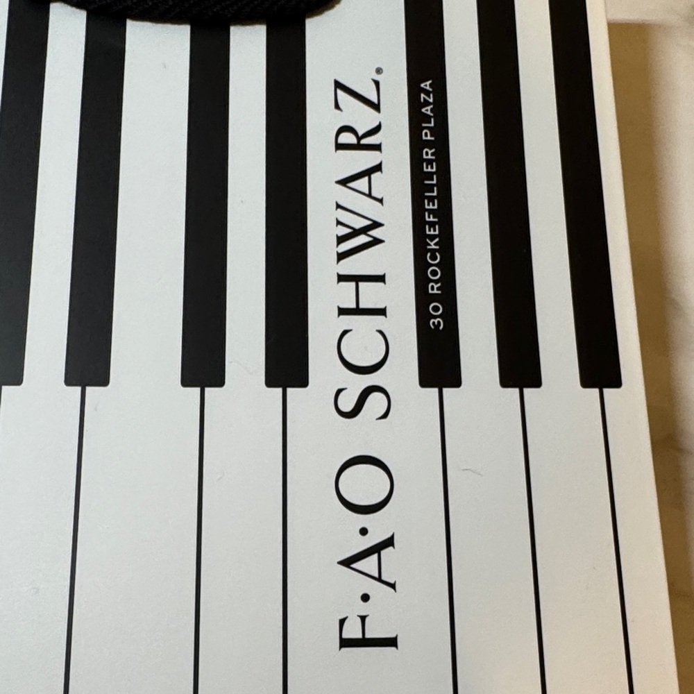 FAO Schwarz Black and White Piano Shopping Bags. Set of 4 - Picture 7 of 10